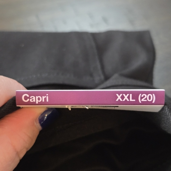 Black Capri Jeggings XXL (20) Fitted Stretch Pull-On Back Pockets Plus Size New - Picture 11 of 11